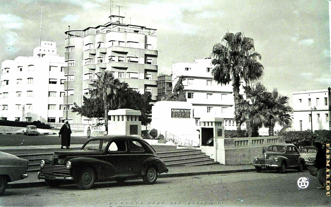 Mostaganem 527- Place de l'hotel de ville  COLLECTION DES AMIS DE ND DE SANTA CRUZ.JPG